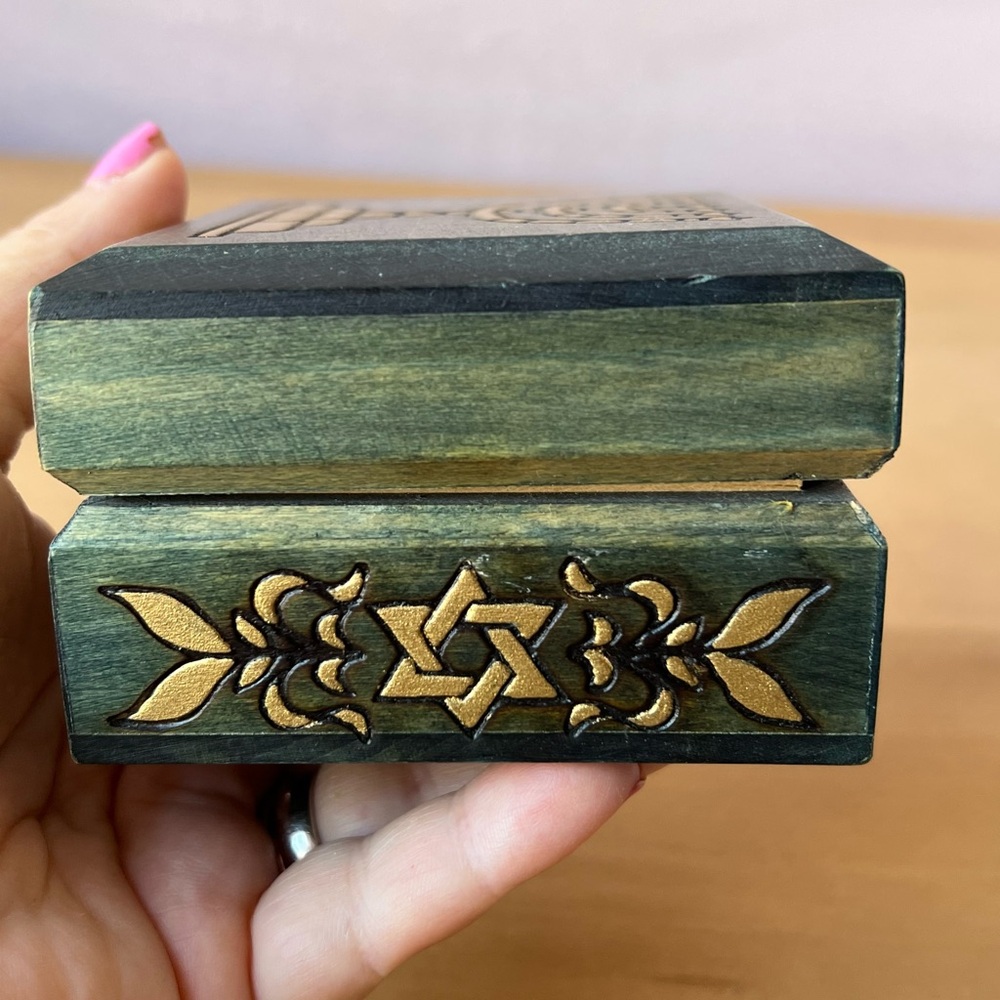 VINTAGE ISRAEL WOOD DECORATIVE BOX MENORAH MAGEN DAVID STAR OF DAVID GREEN GOLD - Picture 2 of 16